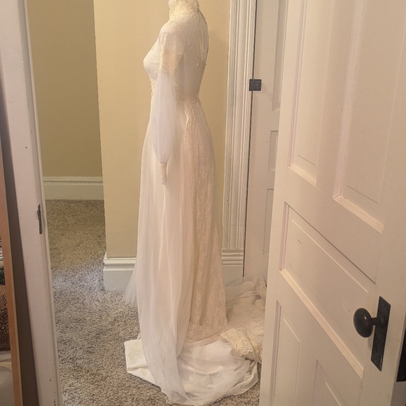 Vintage 70's cream wedding dress with pretty lace detail and long train size 0 - Picture 2 of 8
